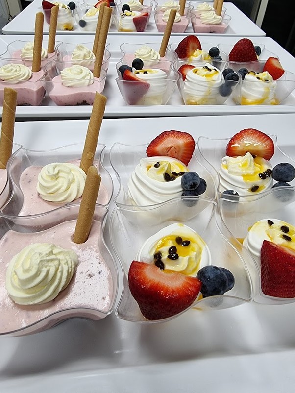 BERRY-CHEESCAKE-AND-MINI-PAVLOVA-toppaddockcatering